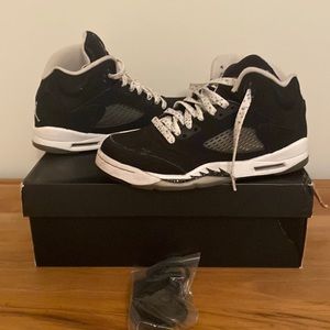 Air Jordan 5 moonlight retro (kids) Size 6.5 Good condition.